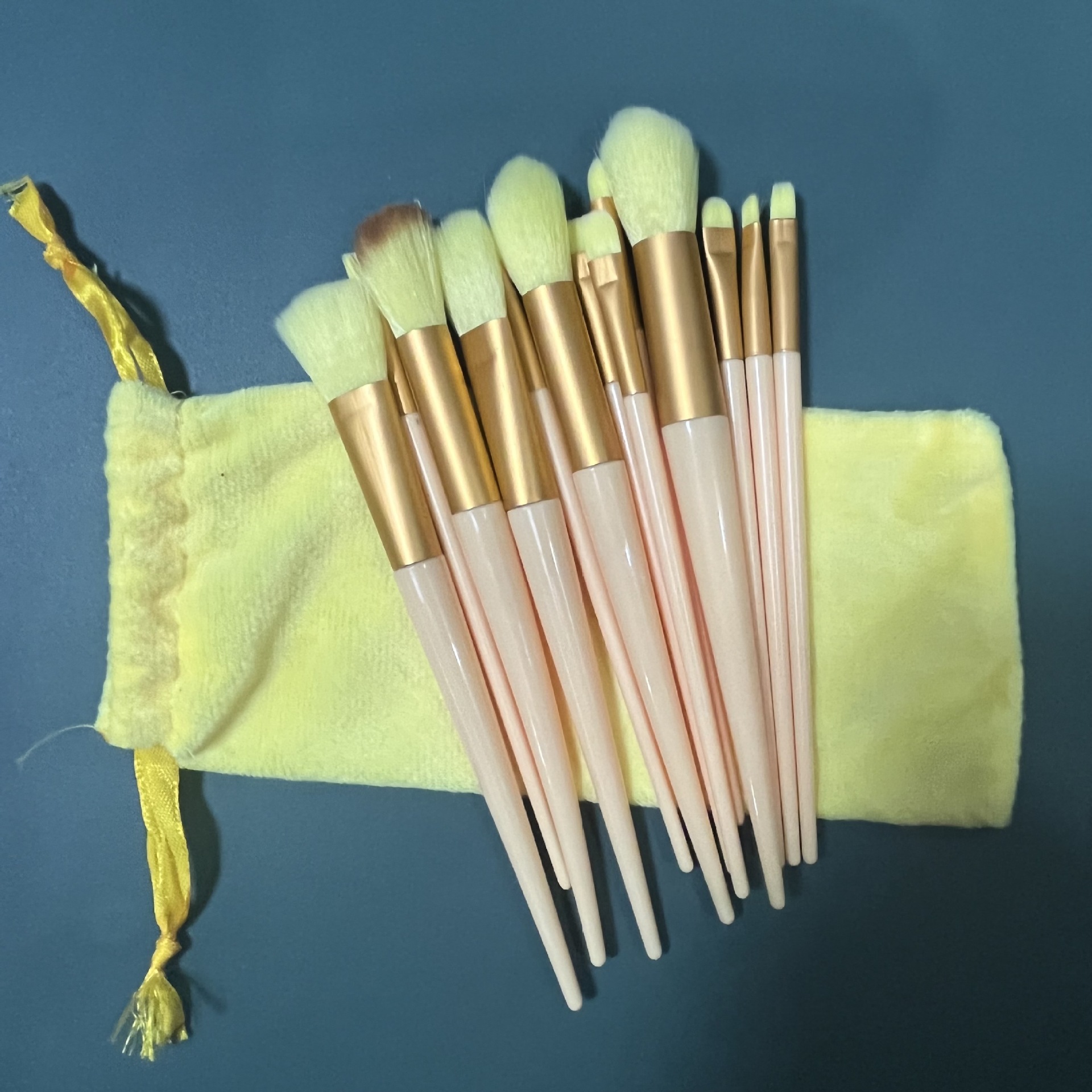 13-Pc Soft Makeup Brush Set – Flawless Foundation, Eyeshadow & Travel Storage